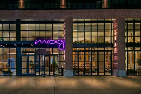 Moxy hotel williamsburg. Moxy Brooklyn Williamsburg tem um centro de fitness, jardim, um terraço e restaurante em Brooklyn. Este hotel de 4 estrelas dispõe de acesso Wi-Fi gratuito, uma receção aberta 24 horas e um centro de negócios. 