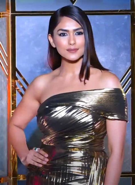 Mrunal Thakur & Dhanush: Are They Dating? Co-Star's Teasing Moment (2026)