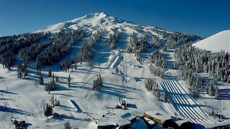 Mt. bachelor ski. Just 22 miles out of Bend, Oregon, Mt. Bachelor ski resort has a lot to offer. From the 360 degree view from the summit to the 462” of annual snowfall, Bachelor makes a good case for a top spot on your resort hit-list. The ski area offers a huge 4,318 skiable acres in every direction off the summit, with a 3,365’ vertical drop. 