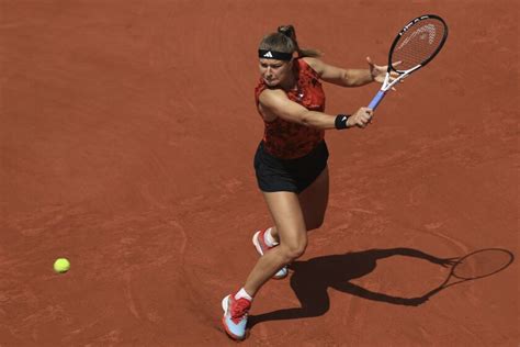 Muchova beats Pavlyuchenkova and reaches first French Open semifinal
