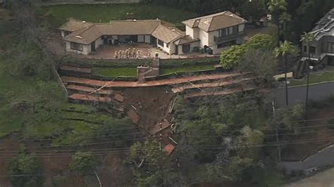 Mudslide closes Mulholland Drive in Beverly Crest