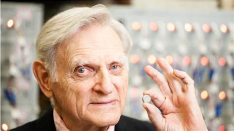 Muere John Goodenough, el ganador del Premio Nobel cuyo desarrollo de baterías de iones de litio ayudó a crear “un mundo recargable”, a los 100 años