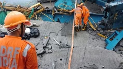 Mueren al menos 17 trabajadores tras colapsar grúa sobre autopista en India