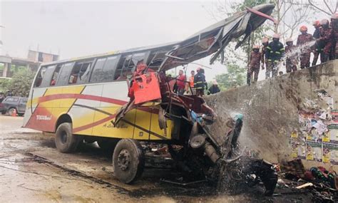 Mueren al menos 19 personas y otras resultan heridas tras autobús caer por una zanja en Bangladesh