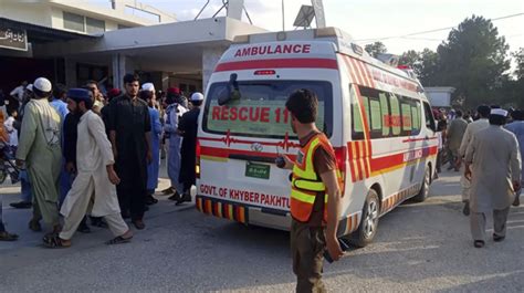 Mueren al menos 39 personas tras una explosión en una reunión política en Pakistán