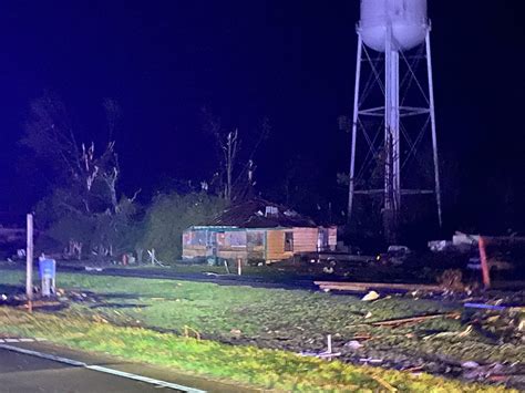 Mueren al menos 7 personas después de que un tornado y tormentas dañinas azotaron Mississippi