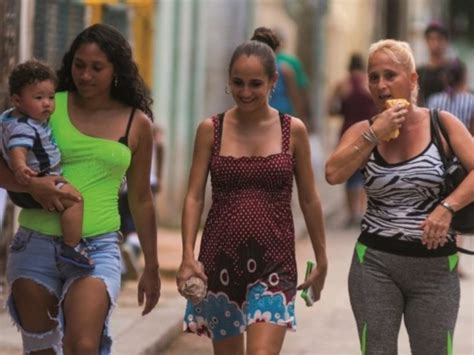 Mujeres cubanas que se venden. Un estudio en Cuba corrobora la tendencia internacional: las mujeres han experimentado mayor vulnerabilidad psicológica durante la pandemia. ¿Qué podemos aprender de esto? 