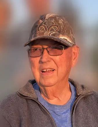 Mukwonago wi obituaries.  McIntyre Obituary Lawrence "Larry" J.  Treffi...
