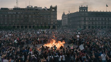 Multitudes demonstrate against administration in Mexican territory over violent crime