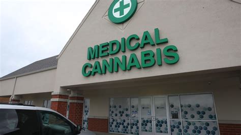 Download this stock image: Mundelein, Illinois, USA. 1st Jan, 2020. The wait to enter Rise Dispensaries Mundelein, a medicinal marijuana dispensary in Mundelein, Illinois, was reported to be two-and-a-half hours when the clinic opened at 6 a.m. to begin selling recreational marijuana Wednesday January 1, 2019, the day that recreational marijuana became legal to buy in Illinois.. 