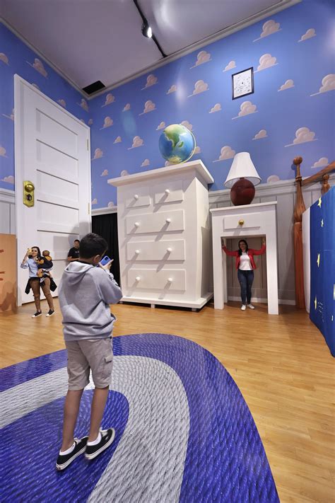 O Mundo Pixar é uma exposição imersiva nos cenários dos filmes de animação do famoso estúdio da Disney.O espaço conta com diversos ambientes instagramáveis, ....