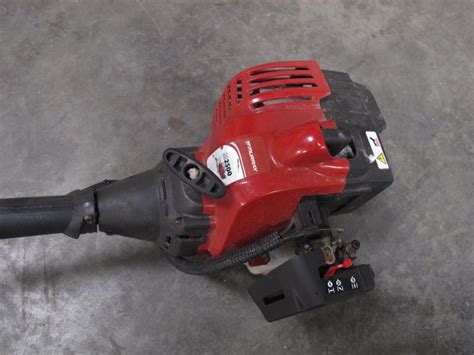Weed Eater Brand. All Weed Eater brand two-cycle gas trimmers use a 40:1 ratio of gas to oil. That's equal to 3.2 ounces of oil to 1 gallon of regular gas. The gas should be 87 octane with no more than 10 percent alcohol. The oil must be formulated for two-cycle engines.