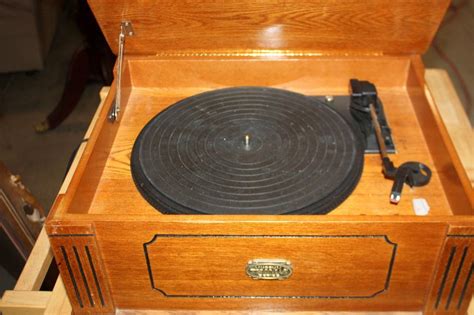Excellent condition Thomas Museum Series Collectors Edition Radio, Record Player (Phonograph) and Cassette Player. Plays records beautifully. Beautiful oak finish. What a great all in one music box! Model TPC-7670 Serial # 1230 . Measures 18 x 14 11.5 . 