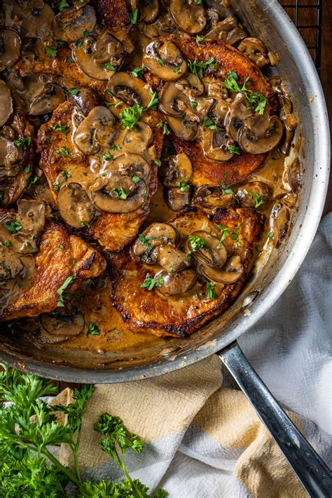 Mushroom Garlic Pork Chops with Onions/Simple and delicious