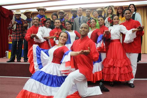 Music of the Dominican Republic. A música da República Dominicana é influenciada principalmente pelas influências da África Ocidental, da Europa e dos nativos Taino . A República Dominicana é conhecida principalmente por sua música merengue e bachata , ambas as formas mais populares de música na República Dominicana.. 