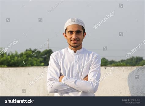Muslim single men in early