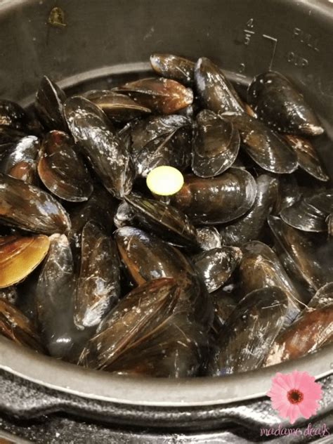 Mussels in pressure cooker