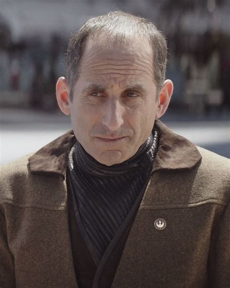 Myn weaver. 9. Not a Star Wars reference, but anyone who watched the medical drama House, M.D. instantly recognized Peter Jacobson, who played Myn Weaver in episode 2, as he looks and acts almost identical to Chris Taub, whom the actor played in House. 10. 