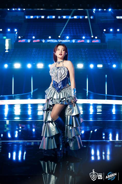 Nữ MC "n&oacute;i tiếng Anh như gi&oacute;" với Ho&agrave;ng tử William l&agrave; ai?