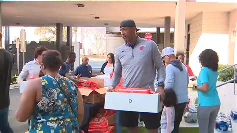 NBA Hall of Famer hosts 23rd Thanksgiving drive for Miami community