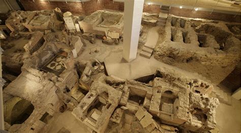 NECROPOLIS | English meaning - Cambridge Dictionary - wintechmobiles.com