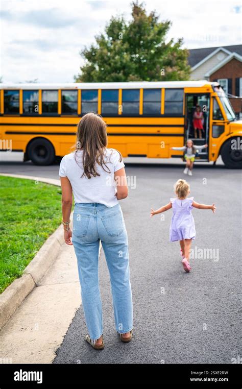 NHENTAI MOM bus ML & rimjob xvideos bang bros explore genre favorit teknologi distopia Pose pose gratis kualitas HD image 1