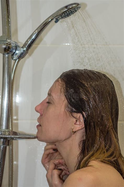 Nackte MäDchen Beim Duschen