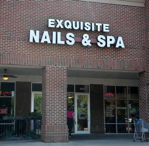 Are you in search of the perfect nail salon near you that offers tre