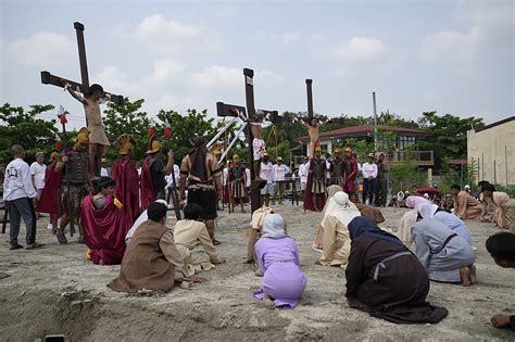 Nailed to a cross, Filipino prays for Ukraine war to end