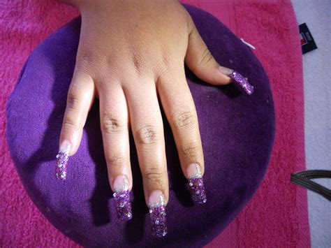 Nails and more. Your fingernails grow at an average rate of 3.47 millimeters (mm) per month, or about a tenth of a millimeter per day. To put this in perspective, the average grain of short rice is about 5.5 mm ... 