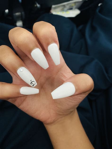Nails with initials. Get inspired by these stylish nail designs featuring the letter D initial. Add a personalized touch to your manicure with these creative and trendy ideas. 