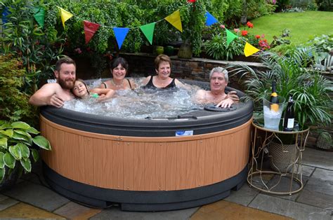 Naked in hot tub. Avoid hot tub sex when either partner is drunk or under the influence of drugs. Pay attention to signs of overheating and heat exhaustion. People should leave the water if they develop a rapid ... 