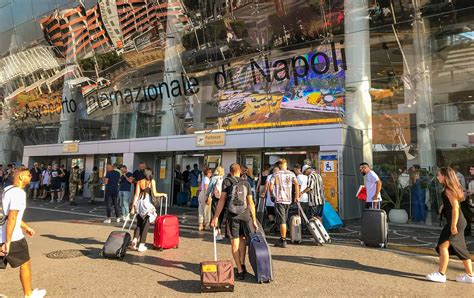 Naples airport location. The airport serves as a base for easyJet, Ryanair, Volotea and Wizzair. Located 3.2 NM (5.9 km; 3.7 mi) north-northeast of the city in the Naples, the airport is officially named Aeroporto di Napoli-Capodichino Ugo Niutta, after decorated WWI pilot Ugo Niutta. The airport covers 233 hectares (576 acres) of land and … See more 