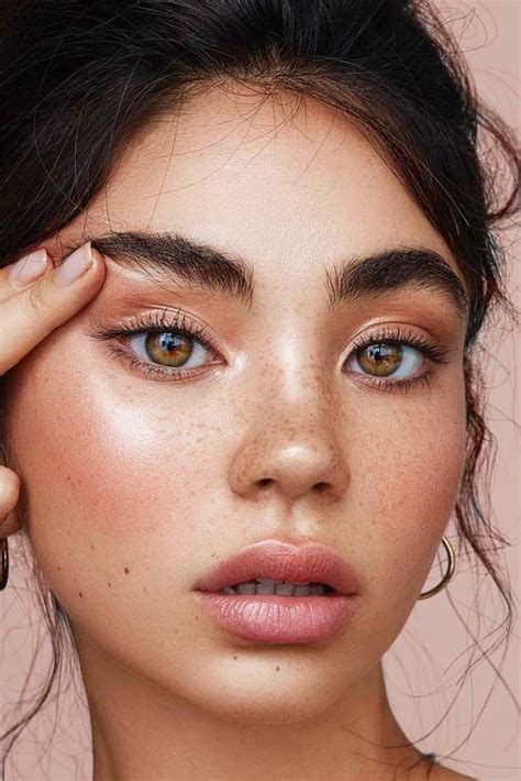 Natural look makeup. Here are 13 ways to nail your natural makeup looks: 1. Prep your skin. For a painting to look exactly how you want it, you need to have the ideal blank canvas. Think … 