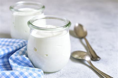 Natural yogurt. According to the U.S. Department of Agriculture, 200 grams of unsweetened, whole milk Greek yogurt (about one cup) contains about: 200 calories. 8 grams carbohydrates. 18 grams protein. 10 grams total fat. 24 milligrams selenium (45% DV) 274 milligrams phosphorus (22% DV) 