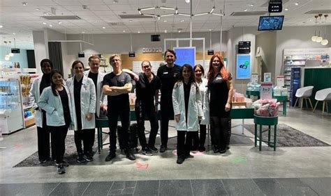 Naturligtvis  kunna  doktor  utföra  detta,  detta står  vid apoteket  vilket 