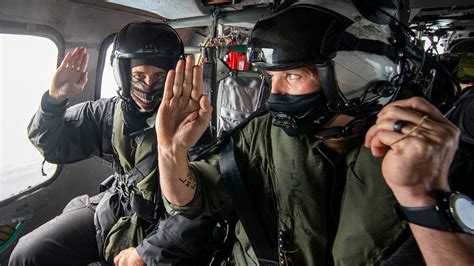 20 avr. 2018 ... According to an Air Force guide for protocol, though a reenlistment ceremony ... PHOTO: Members of the U.S. Navy and Coast Guard participate in a .... 