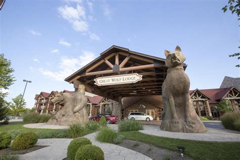 Great Wolf Lodge Niagara Falls is a full-service resort, so you can work, plan, dine and play on the property. If you want to venture out, our lodge is situated close to awe-inspiring Niagara Falls, a short drive to some of the best wineries in the region, and close to golf, jetboating, ziplining and other outdoor attractions.. 
