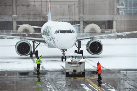 Nearly 100 flights canceled at DIA as heavy snow falls