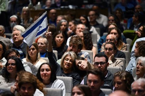 Nearly 2,000 gather for vigil at Temple Emanuel in Denver for Israel