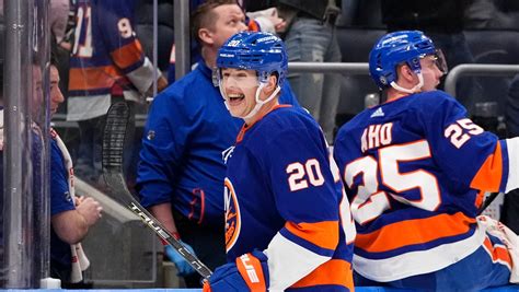 Nelson scores 2 as Isles top Canadiens, clinch playoff berth