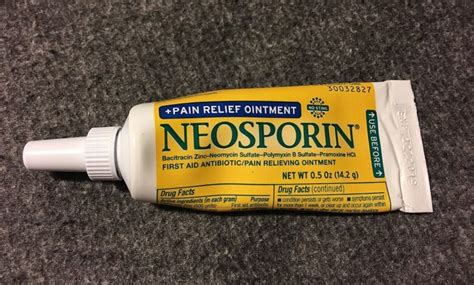 The active ingredients in Neosporin include neomycin, polymyxin and bacitracin. Inactive ingredients in Neosporin include cocoa butter, cottonseed oil, olive oil, sodium pyruvate, vitamin E and white petrolatum.. 