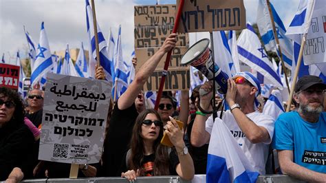 Netanyahu delays judicial overhaul after mass protests