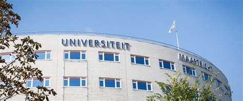 Chiamata originariamente Rijksuniversiteit Limburg nel 1976, ha preso il nome di Universiteit Maastricht nel 1996 e poi di Maastricht University nel 2008, a .... 