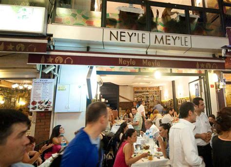 Nevizade'nin köklü mekanlarından biri olan Neyle Meyle, Beyoğlu'nun en iyi meyhanelerinden biri olarak da dikkat çekiyor.