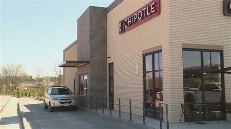 New Chipotle opens in St. Charles with fast lane and employee perks