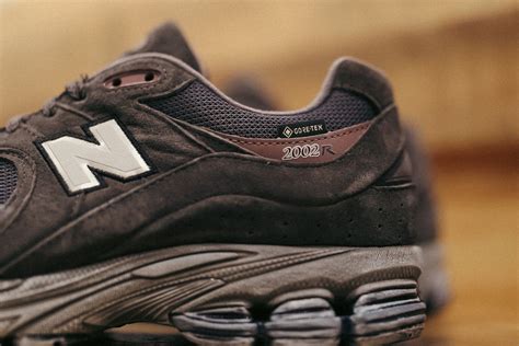 New balance 2002r gore tex. The New Balance 2002R Gore-Tex Magnet Mood Indigo is crafted with a waterproof GORE-TEX fabric, and dressed in a steel grey colorway. Designed from a mixture of suede and mesh, the sneaker uppers display a grey hue that drapes over the toe boxes, quarters, and overlays that attach to the heel and tongues. A white N logo is on both its medial ... 