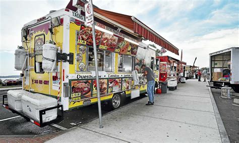 New haven food trucks. Explore the four street food districts in New Haven and enjoy cuisine from around the world. Find out the locations, directions and featured dishes of each food truck in the Sachem, Cedar, Downtown and … 