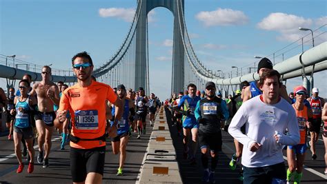 New marathon. What is the New York City Marathon route? The marathon course crosses all five boroughs of New York City. The race begins in Staten Island and moves up through Brooklyn, Queens and the Bronx ... 