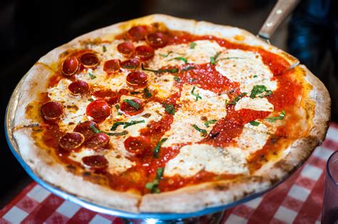New yorker style pizza. The crust of New York-style pizza is its defining feature. Hand-tossed and thin, it offers a crispy edge while remaining soft and pliable in the center. This unique … 